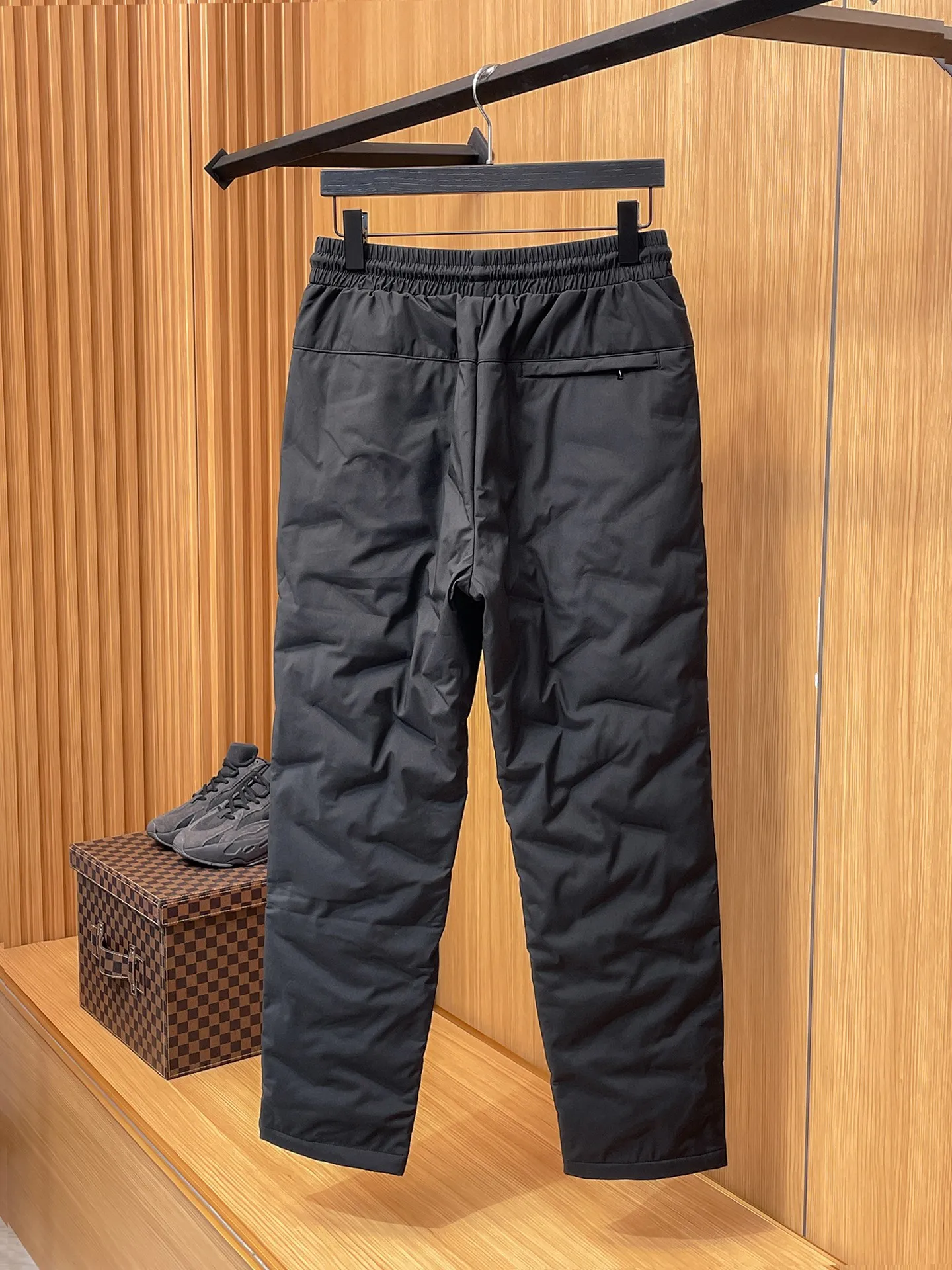 P490 Canada Goose 25 new autumn and winter products🆕Thickened warm down pants are here🌹Winter essential outdoor windproof, lockable and warm. Made of professional-grade outdoor windproof, waterproof and breathable fabric. Lining is filled with 90% white duck down. Lightweight design, lightweight and warm. Seamless gluing process on the inside. Made of light and gall-free velvet fabric to effectively prevent velvet running. Original hardware accessories. Classic logo matching. Simple and versatile. The upper body is stylish and not bulky. The style is the same for men and women! Size: M-3XL.
